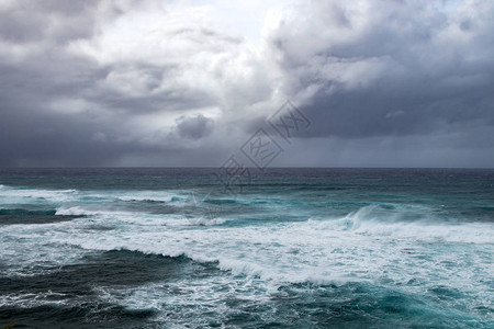 在大洋中不祥的海景条件下在狂风波上方背景图片
