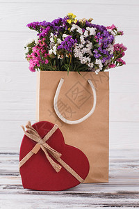 情人节礼物鲜花和心的礼物图片