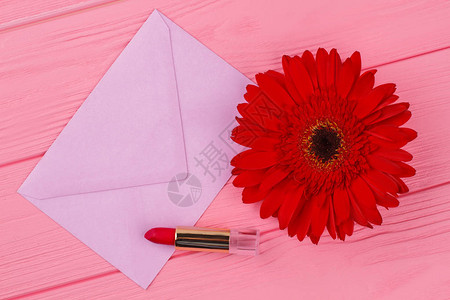 女物品和信封邮递红唇花和红菊花图片