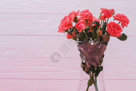 美丽的粉红玫瑰花朵装在有水的花瓶里图片