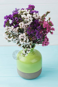 绿色陶瓷花瓶中的多色静态豪华花图片