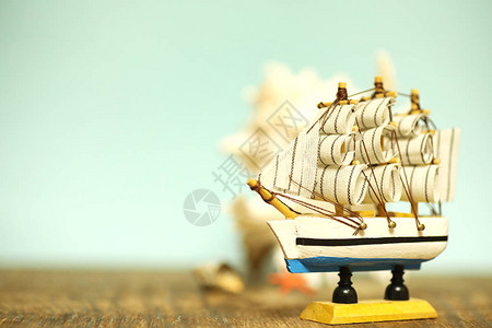 有帆和桅杆玩具的旧木船在立场复古和复古玩具图片