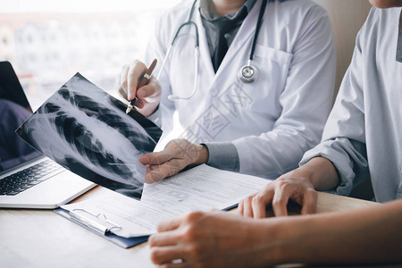 医生指向X光片描述疾病或肿瘤给图片