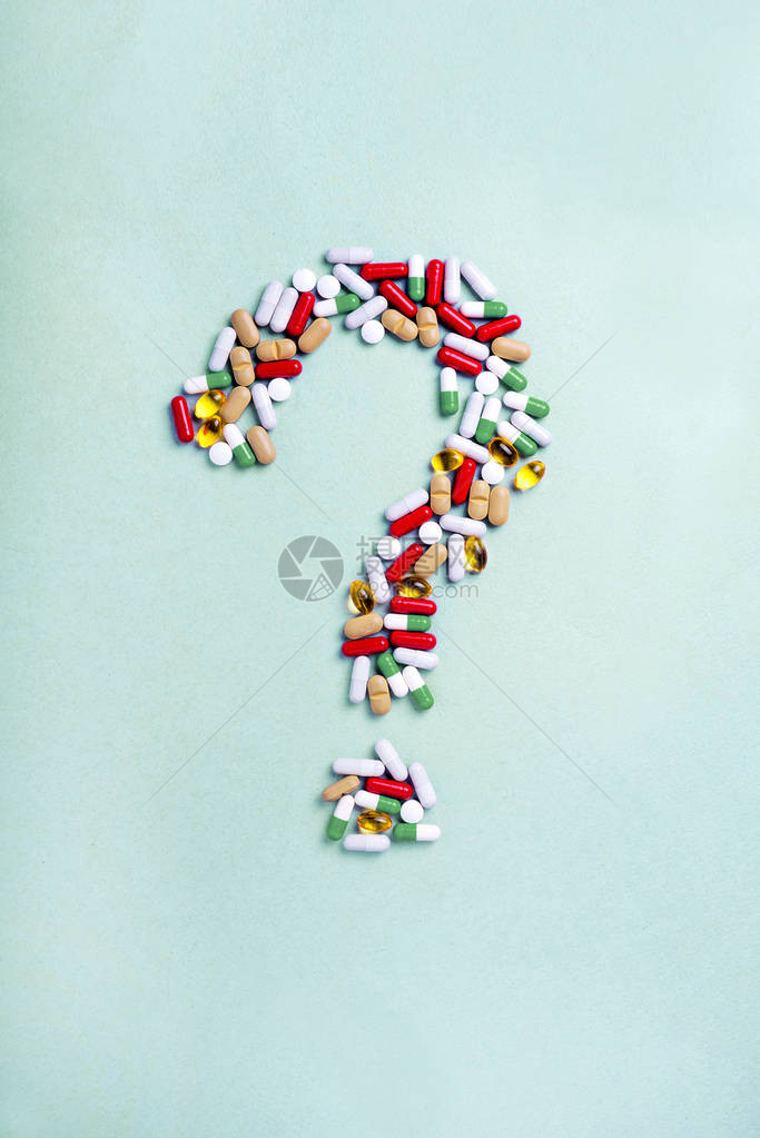 来自多彩药物的问号丸剂片剂和胶囊医疗理念图片