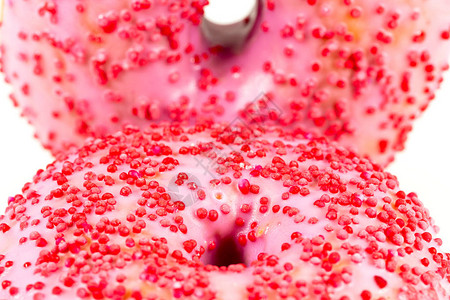 鲜甜的粉红色甜圈与图片