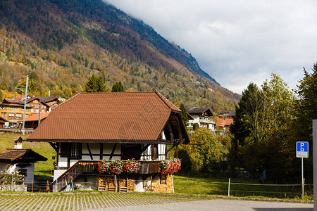 秋天的瑞士村庄图片