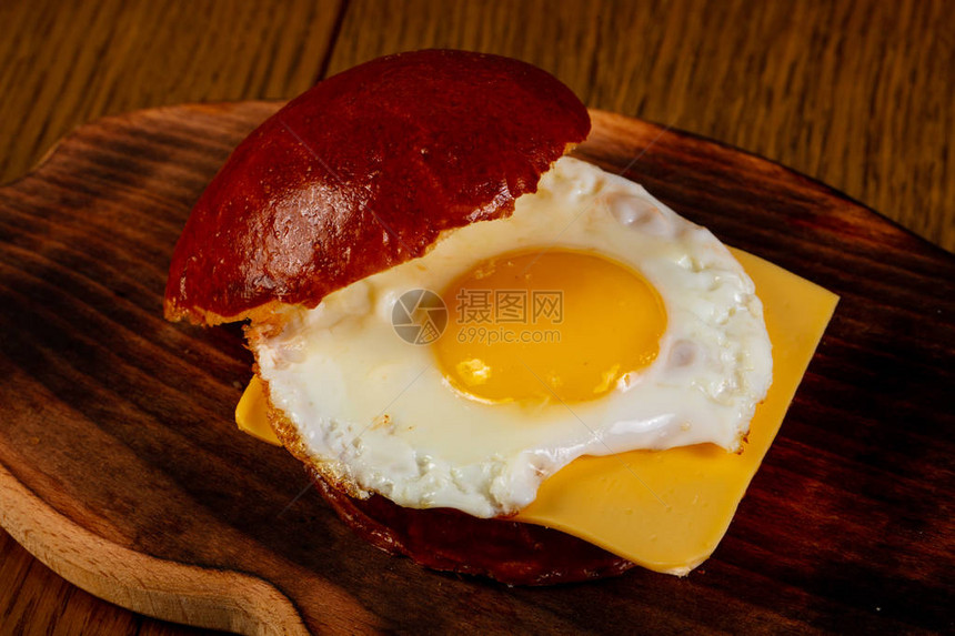 汉堡配鸡蛋和奶酪图片