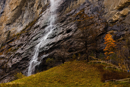 秋天的劳特布龙嫩瑞士图片