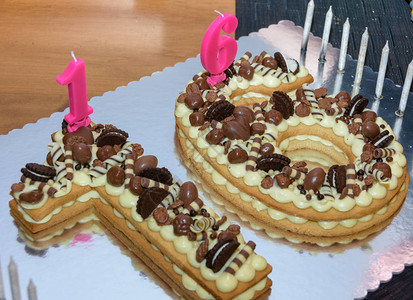 16岁生日蛋糕配有巧克力糖果蜡图片