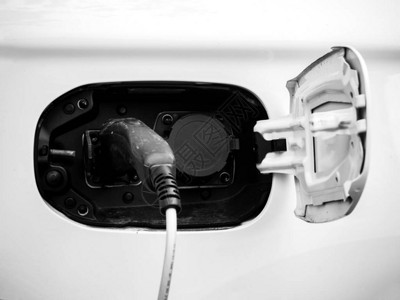在现代加油中心站插入的电动汽车充电器能源电缆图片