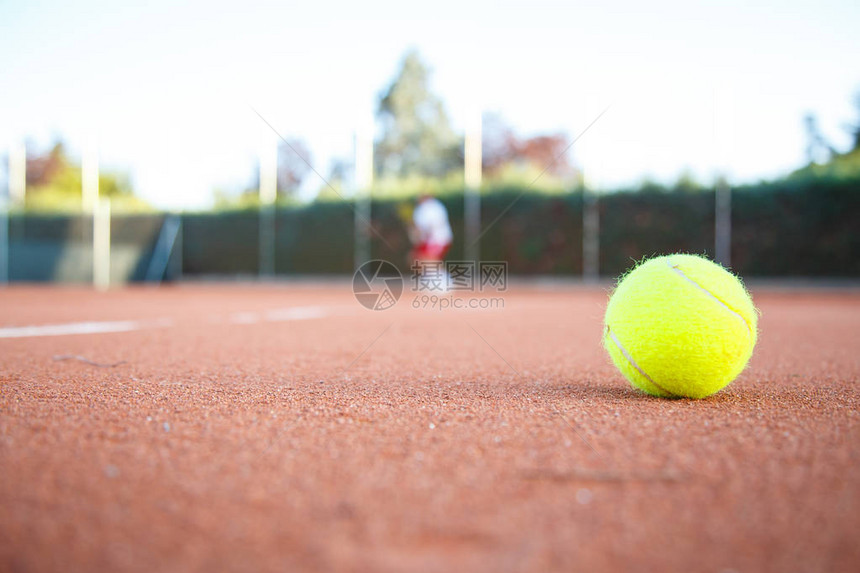 网球在网球场的地板上在树荫下图片
