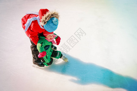 教小妹在冬季积极生活方式中玩滑背景图片