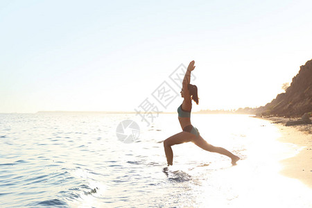 在海边练习瑜伽的女人图片
