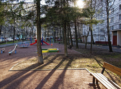 莫斯科春天早晨的儿童游乐场图片