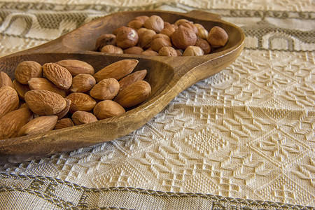 桌上木碗里的杏仁和榛子特写图片