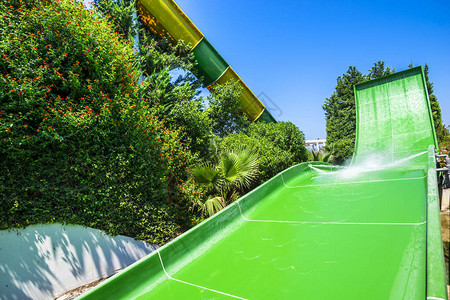 希腊水上乐园的滑梯图片
