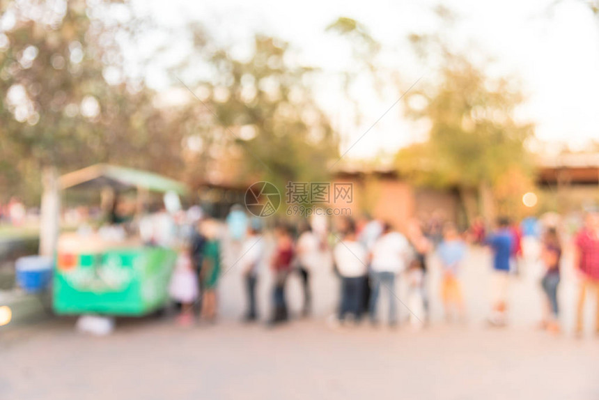 在美国得克萨斯州休斯顿市公园的冰淇淋马车供应商面前排队当地人和游客在等待购买冷饮和新鲜果汁时没有重图片