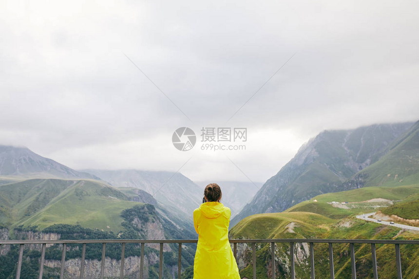 一个穿黄色雨衣的年轻女孩图片