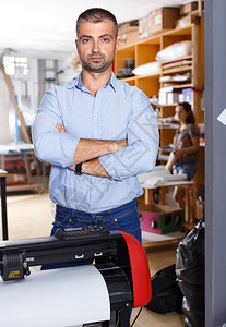 一家广告制作小卖店印刷厂男雇员肖像背景图片