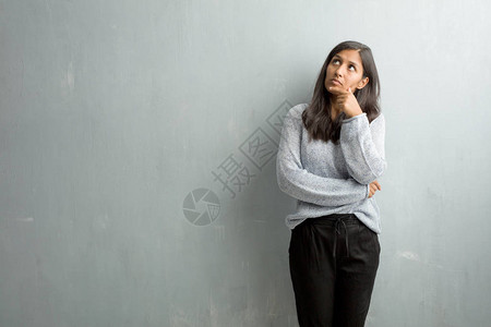 年轻印度女青年反对一堵破墙图片