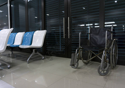 医院走廊里的轮椅黑色图片