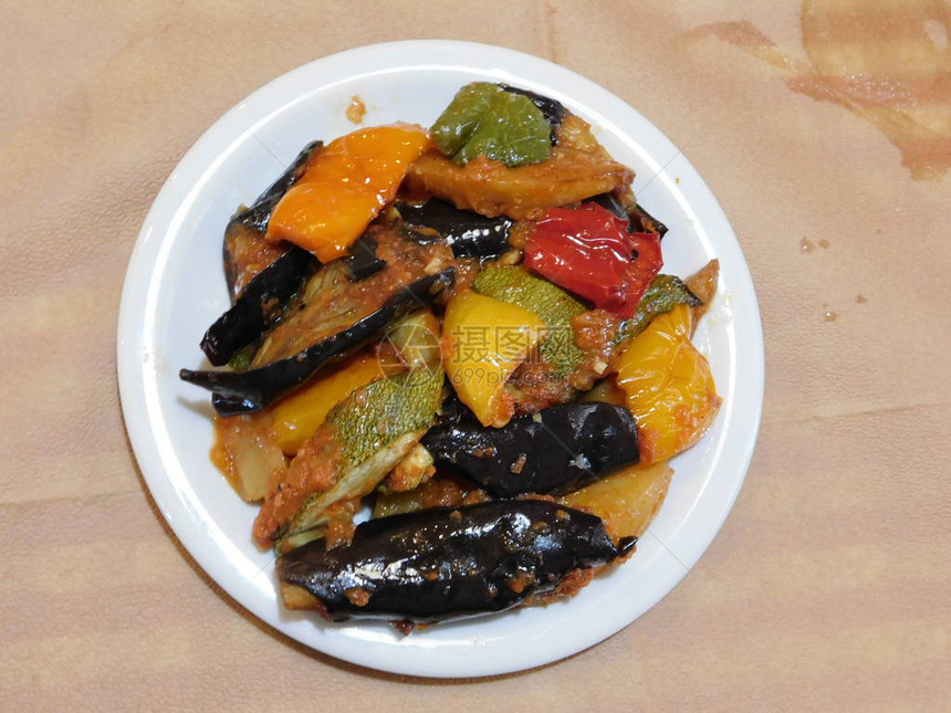 Briam希腊菜料混合的烤蔬菜图片