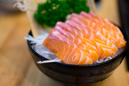 日本式的沙门鱼生新鲜的餐具图片