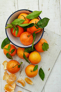 桌上的柑桔橙果背景图片