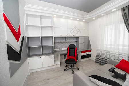 办公室有白色家具的红图片