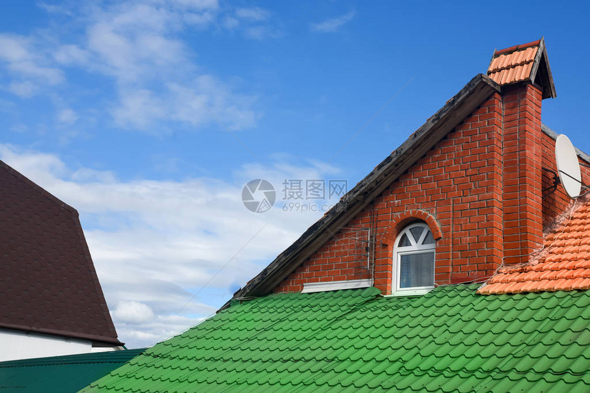蓝色天空对面的房屋顶多彩瓦状图片