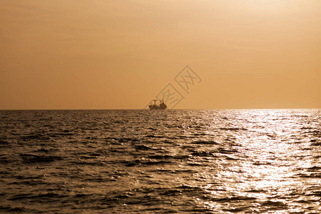 日落时海上的一艘货船图片