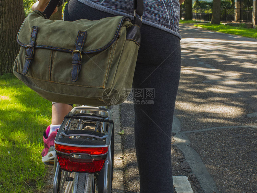 运动学生骑着自行车在乡村公路上图片
