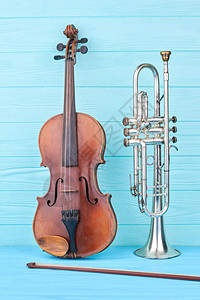 彩色背景上的小号和小提琴复古小号小提琴和小提琴棒古图片