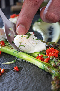 镀芦笋和荷包鹌鹑蛋开胃菜图片