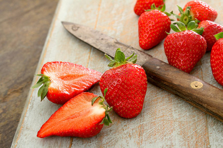 新鲜成熟的草莓水果图片