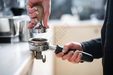 Barista用篡改法压咖啡高清图片