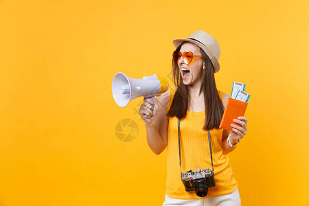 富有表现力的旅游女身穿夏季休闲服帽子图片