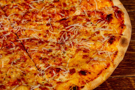 比萨四奶酪在木制背景图片