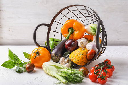 浅色背景中带新鲜蔬菜的篮子背景图片