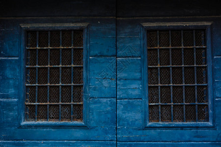 小窗户蓝色木制结构墙上有生图片
