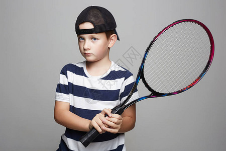 玩网球的小男孩运动儿童与网图片