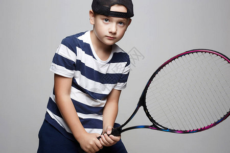 儿童男孩打网球运动的孩子网图片