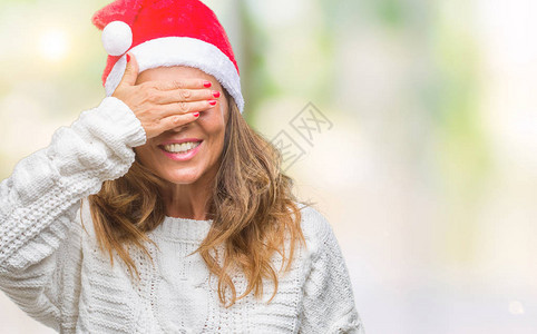 中年西班牙裔老妇头戴圣诞帽背景图片