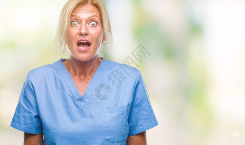 中年金发女子穿着医生护士制服图片