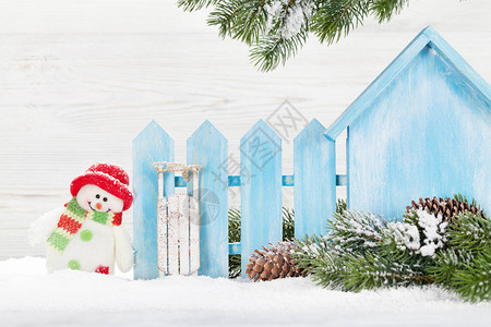 圣诞雪人和滑雪玩具礼品盒图片