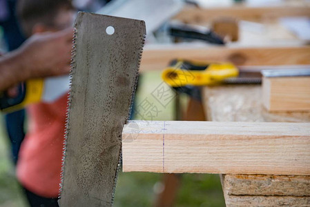 木匠用手工锯切割木板木工图片