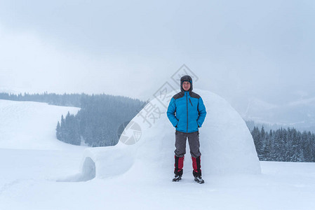 山上爱斯基摩的冰雪屋冬季旅行登山穿图片