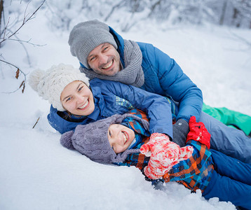 快乐家庭父亲和两个孩子过着愉快的冬图片