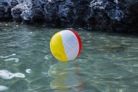 大型五颜六色的沙滩球在海边的海面上假期旅行假期图片
