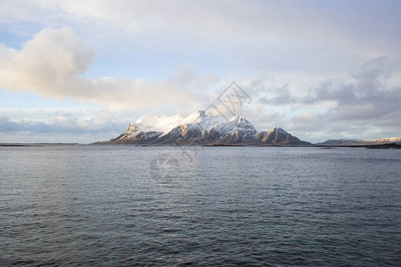 挪威北德兰挪威雪山背景图片